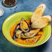 Мидии в соусе том ям и багетом в Фиеста