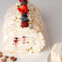 Меренговый рулет целыйв Mosdesserts