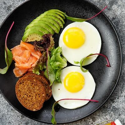 Глазунья с авокадо и лососем в Pizzahouse по цене 430 ₽