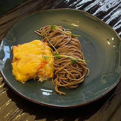 Горбуша, запеченная с томатом, сыром, майонезом и гречневая лапша в Длинный нос по цене 380 ₽