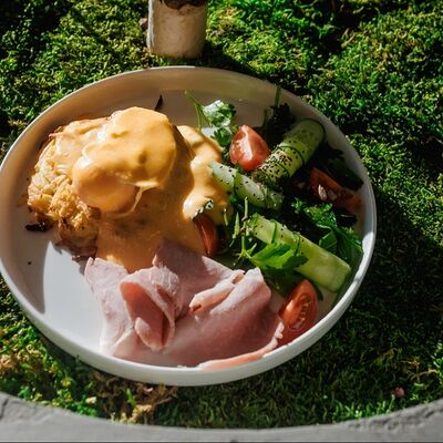 Бенедикт на картофельном дранике с прошутто котто в MAYAR по цене 845 ₽