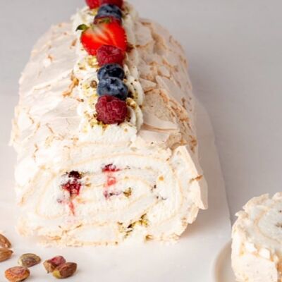 Меренговый рулет целыйв Mosdesserts по цене 3800 ₽