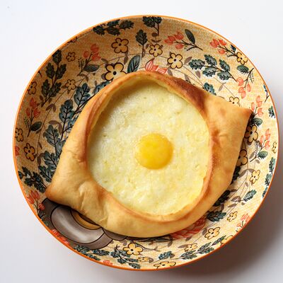 Детский хачапури по-аджарски с перепелиным яйцом в Бумбараш по цене 380 ₽