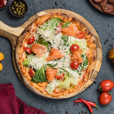 Пицца Цезарь с лососемв Суши & Саке Izakaya Bar по цене 1501 ₽