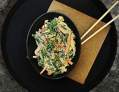 Яичная лапша с курицей в сливочном соусе в Papaya по цене 456 ₽