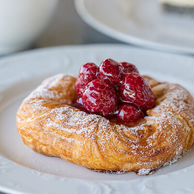 Слойка с малиной в Поль Бейкери по цене 205 ₽