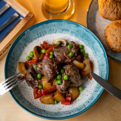 Томленая дичь с овощами (Дикий лось) в Вот,блин!Кафе по цене 650 ₽