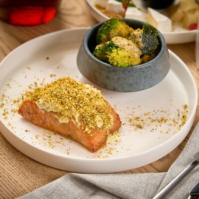 Стейк из форели с брокколи под соусом Карбонарав Пьяцца по цене 1290 ₽