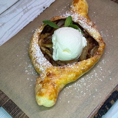 Штрудель по-грузински с грушей и мороженым в Тут харчо по цене 480 ₽