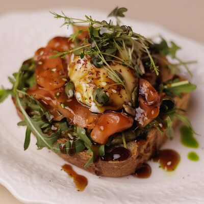 Тост с лососем, сальсой из авокадо и яйцом пашотв Просто Азия x Десертория по цене 640 ₽