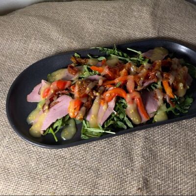 Салат с копченой уткой в Джоли по цене 690 ₽