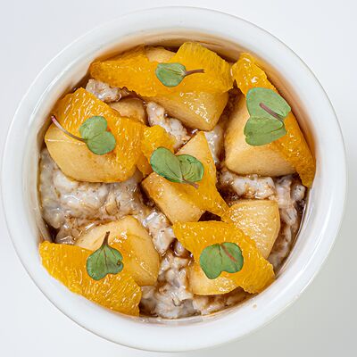 Овсяная каша с медовой грушей и апельсином в Delorean по цене 295 ₽