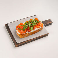 Брускетта со Страчателлой и форелью в Сыроварня