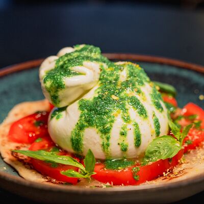 Буррата с томатами и базиликом в Harats pub по цене 890 ₽