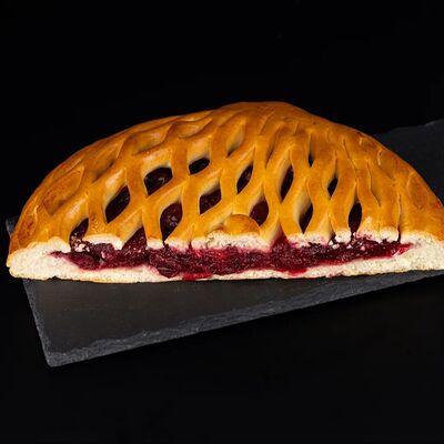 Половинка пирога с вишней в Пекарня Буханка по цене 508 ₽