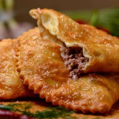 Чебурек с мясом говядины в Наш лаваш по цене 150 ₽
