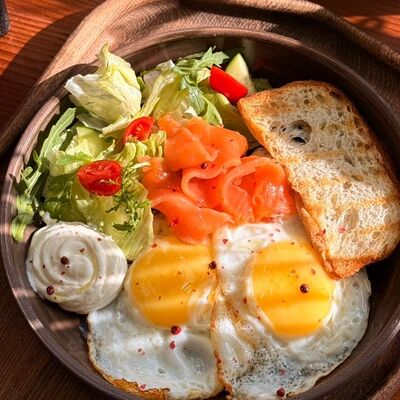 Завтрак с лососем в Obakery по цене 730 ₽