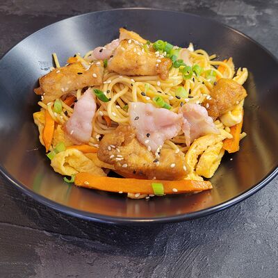 Лапша яичная с курицей и бекономв Лапшичная ВокБери по цене 489 ₽