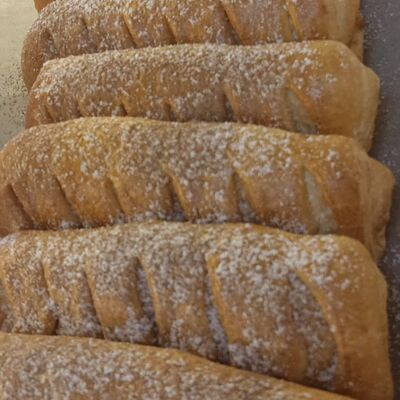 Штрудель с яблоком и корицей в Настоящая пекарня по цене 91 ₽