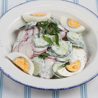 Салат с редиской и яйцом со сметанным соусом в Одесса-Мама по цене 540 ₽