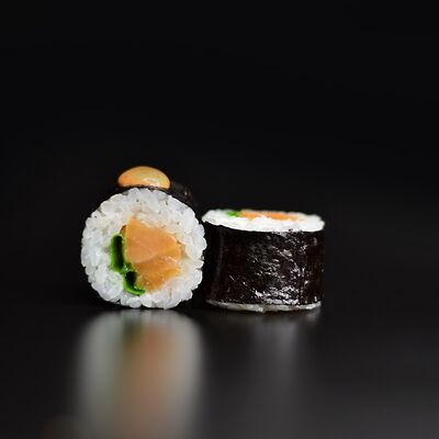 Маки с копченым лососем в Sushi Kent по цене 554 ₽