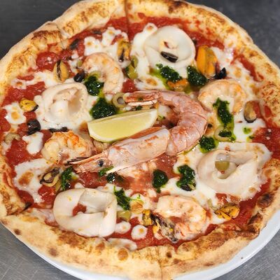 С морепродуктами пицца в Bravo Italia по цене 1200 ₽
