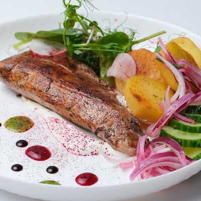 Свиная вырезка с картошечкой и малосольными огурчиками в Cafeshion по цене 790 ₽