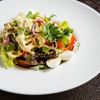 Салат овощной с сырным соусом и перепелиными яйцами в Reader's pub по цене 280 ₽