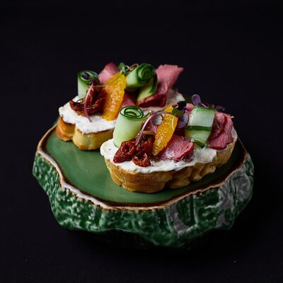 Брускетта с копченой говядиной в Эндорфин по цене 620 ₽