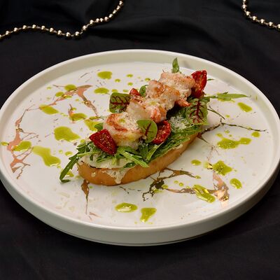 Тост с креветками и устричным крем-чизом в Правда по цене 490 ₽