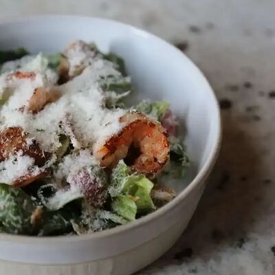 Салат Цезарь с креветками в Tin по цене 950 ₽