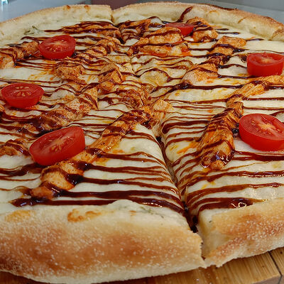 Пицца Курица-Барбекю соус в Жарко вкусно по цене 750 ₽