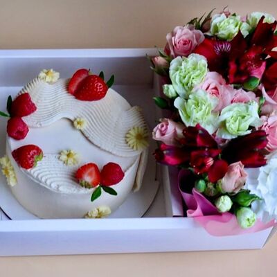 Бенто maxi и букет в подарочном наборе для мамы, жены, сестры, подругив Chocoton по цене 5400 ₽