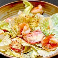 Салат Цезарь с тигровыми креветками в О`Briens