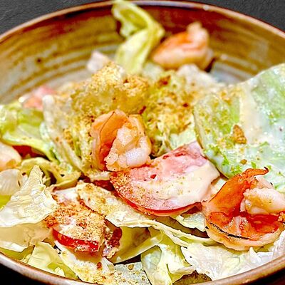 Салат Цезарь с тигровыми креветками в О`Briens по цене 609 ₽