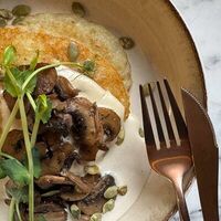 Драники с кешью-сметаной и грибами в Veg Harmony Cafe