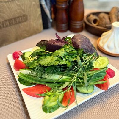 Ассорти из свежих овощей и зеленив Сандро по цене 880 ₽