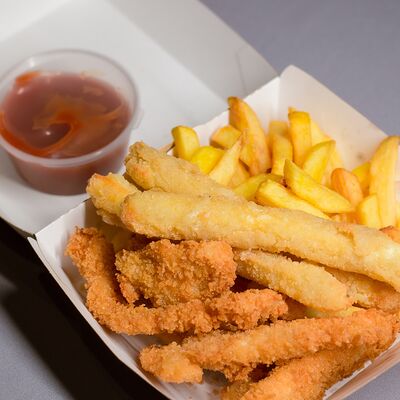 Стрипсы, фри, палочки в Лукоморье по цене 875 ₽