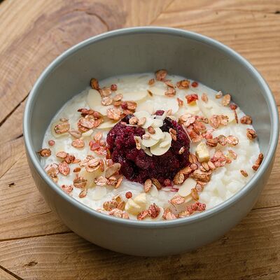 Рисовая каша с сорбетом из чёрной смородины в Debaton по цене 375 ₽