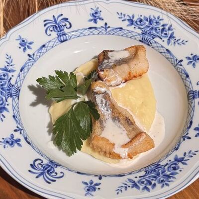 Судак с пюре в сливочном соусев JOY FOOD & WINE по цене 750 ₽