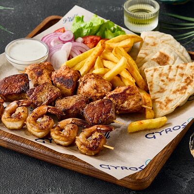 Сувлаки мега микс (креветки, курица, свинина)в Gyros & Grill по цене 889 ₽