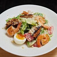 Салат Цезарь с тигровыми креветкамив Wine Сonnection