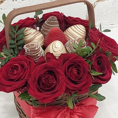 Корзинка с розами и клубникой в шоколаде в Buketonline - Съедобные букеты и клубника в шоколаде по цене 4950 ₽