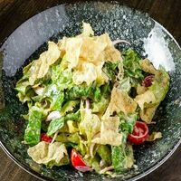 Цезарь с куриной грудкой и чипсами из поленты в Па-Паэлья