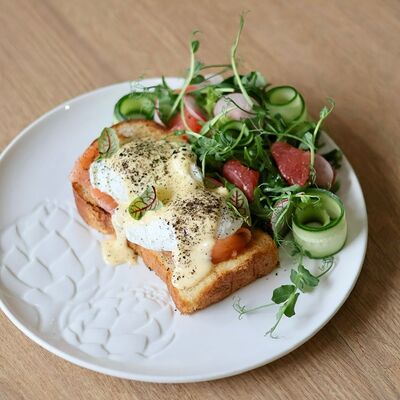 Бриошь с яйцом пашот, семгой и голландским соусом в Rice foodcoffee по цене 3690 ₸