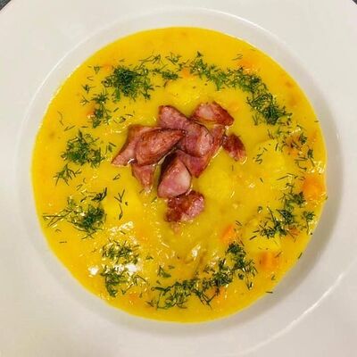 Гороховый суп с охотничьими колбасками в Lemongrass по цене 245 ₽