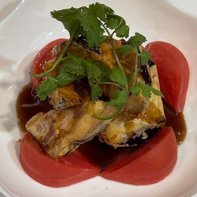 Салат с хрустящими баклажанами в Гостиный дворик по цене 430 ₽