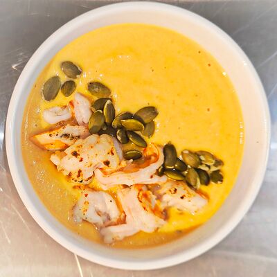 Тыквенный крем-суп с креветкой в Панеттоле по цене 435 ₽