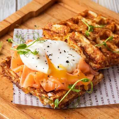 Вафли с лососем и яйцом Пашот в Кофейня на Остоженке по цене 990 ₽