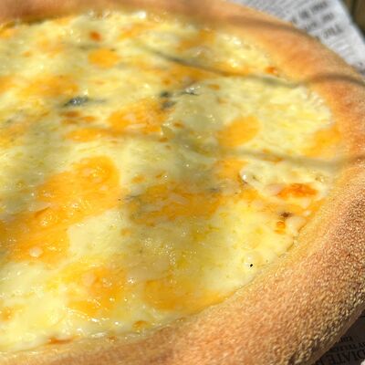 Пицца Четыре сыра в Чёрноморская пицца по цене 750 ₽